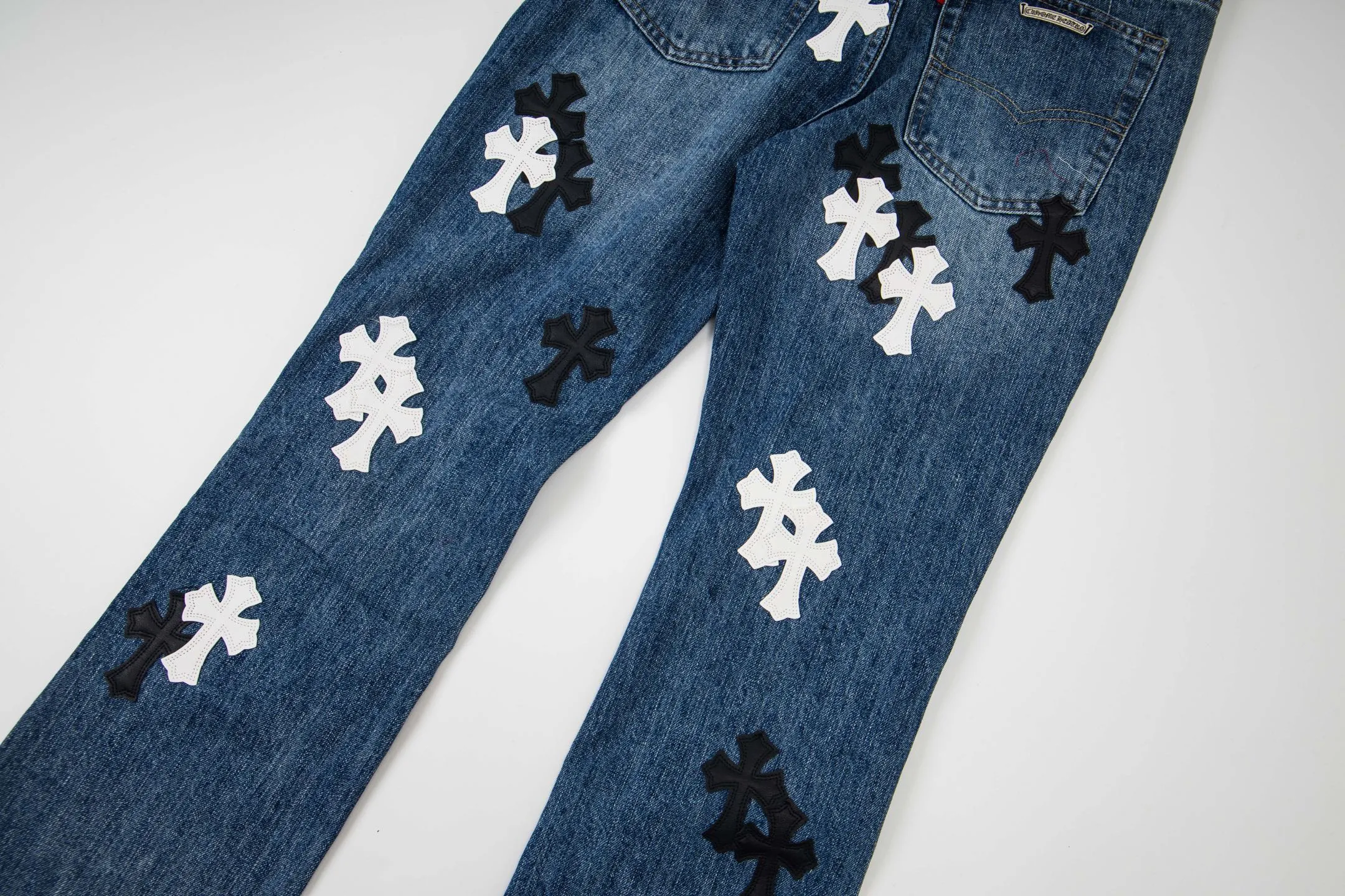 P270 💰 (Top version) Chrome Hearts blue pants, black and white multi-leather jeans, multi-leather standard workwear jeans, ch jeans, all need to be washed and then disassembled and hand-stitched with sheepskin cross leather and then spliced to complete. The whole process is too many to explain. About Chrome Hearts This is an extremely luxurious fashion brand that can also be called the aristocrat of the high street. It has always been an exclusive brand for some hipsters or the rich second generation. Compared with ordinary high streets, it is more luxurious and noble. Compared with luxury brands, it has a more fashionable personality. It has always been a brand that I have a special liking for. Color: blue Size: 28-30-32-34-36 (corresponding to S-M-L-XL-XXL)